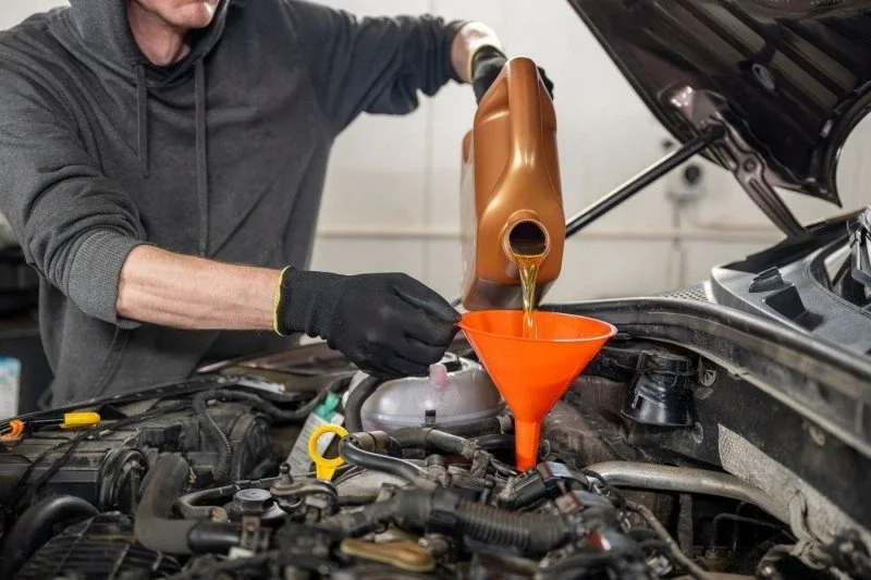 4 жидкости, на которых нельзя экономить, и главные мифы об их замене фото 1 из 3