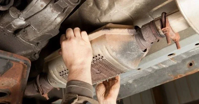 Зачем автосервисам ваша старая выхлопная труба? Главная техническая афера десятилетия, убивающая современные моторы фото 1 из 2