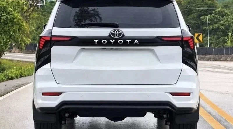 Новый Toyota Fortuner готов устроить переполох среди внедорожников фото 2 из 2