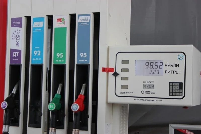 Мифы у бензоколонки: Когда 95-й бензин убивает свечи быстрее 92-го и стоит ли переплачивать за приставку к октановому числу фото 1 из 2