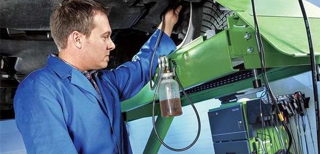 4 жидкости, на которых нельзя экономить, и главные мифы об их замене фото 2 из 3