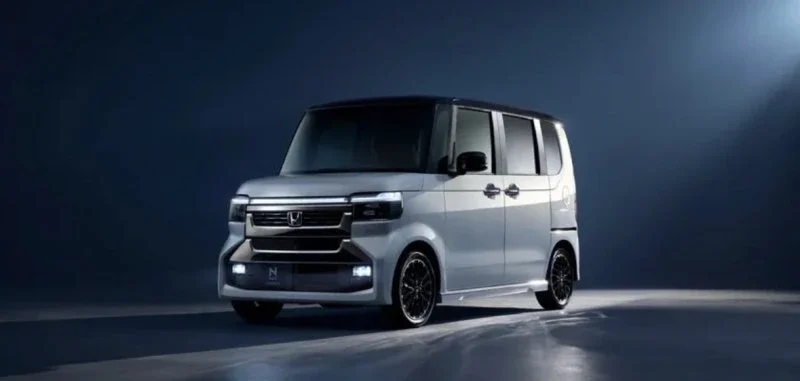 Японский гений маскировки: Обновленная Honda N-Box 2026 раздала пинков большим минивэнам фото 1 из 4
