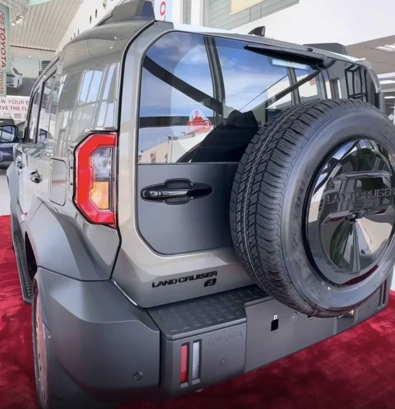 Малыш дороже старших: Land Cruiser FJ едет в Россию по цене флагмана фото 1 из 2