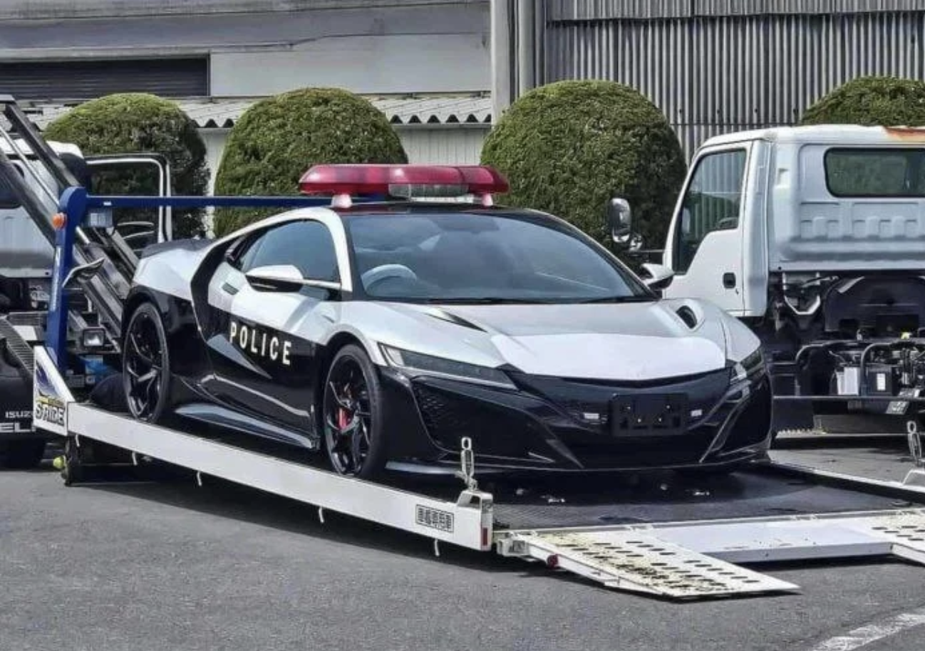 Необычный подарок Японским полицейским!