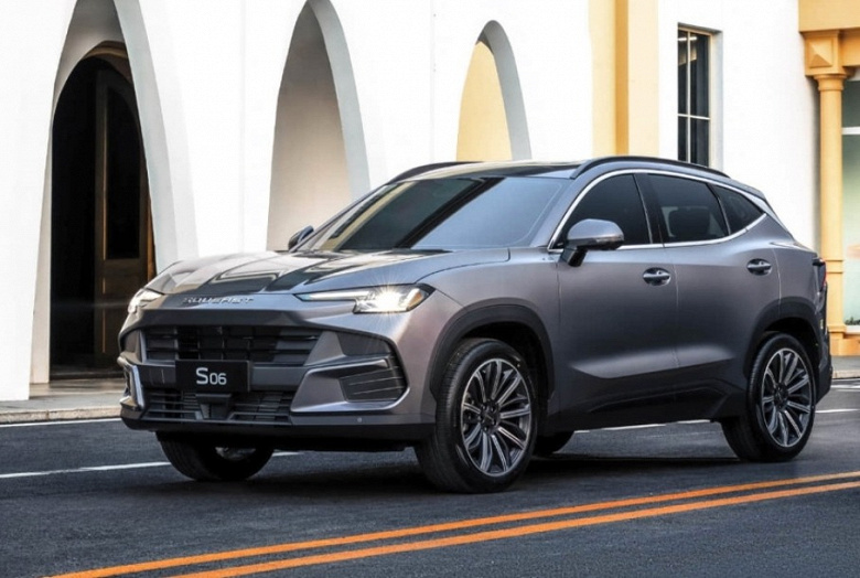 Российское представительство Soueast подтвердило, что в 2026 году модельный ряд пополнит кроссовер S06.