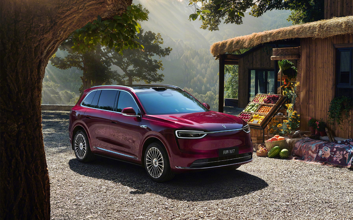 В России снизили цену на гибридный кроссовер Aito Seres M7.