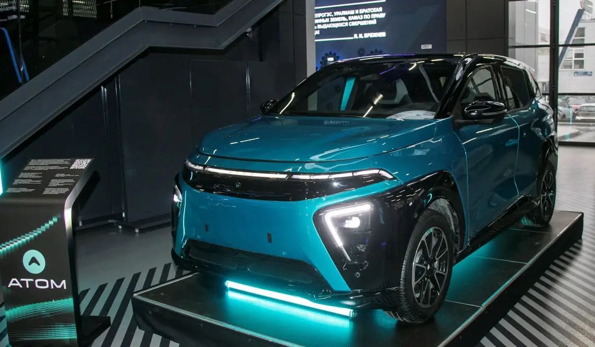 В визит-центре КАМАЗа в Набережных Челнах продемонстрировали прототип электромобиля Атом студентам и руководителям компании.