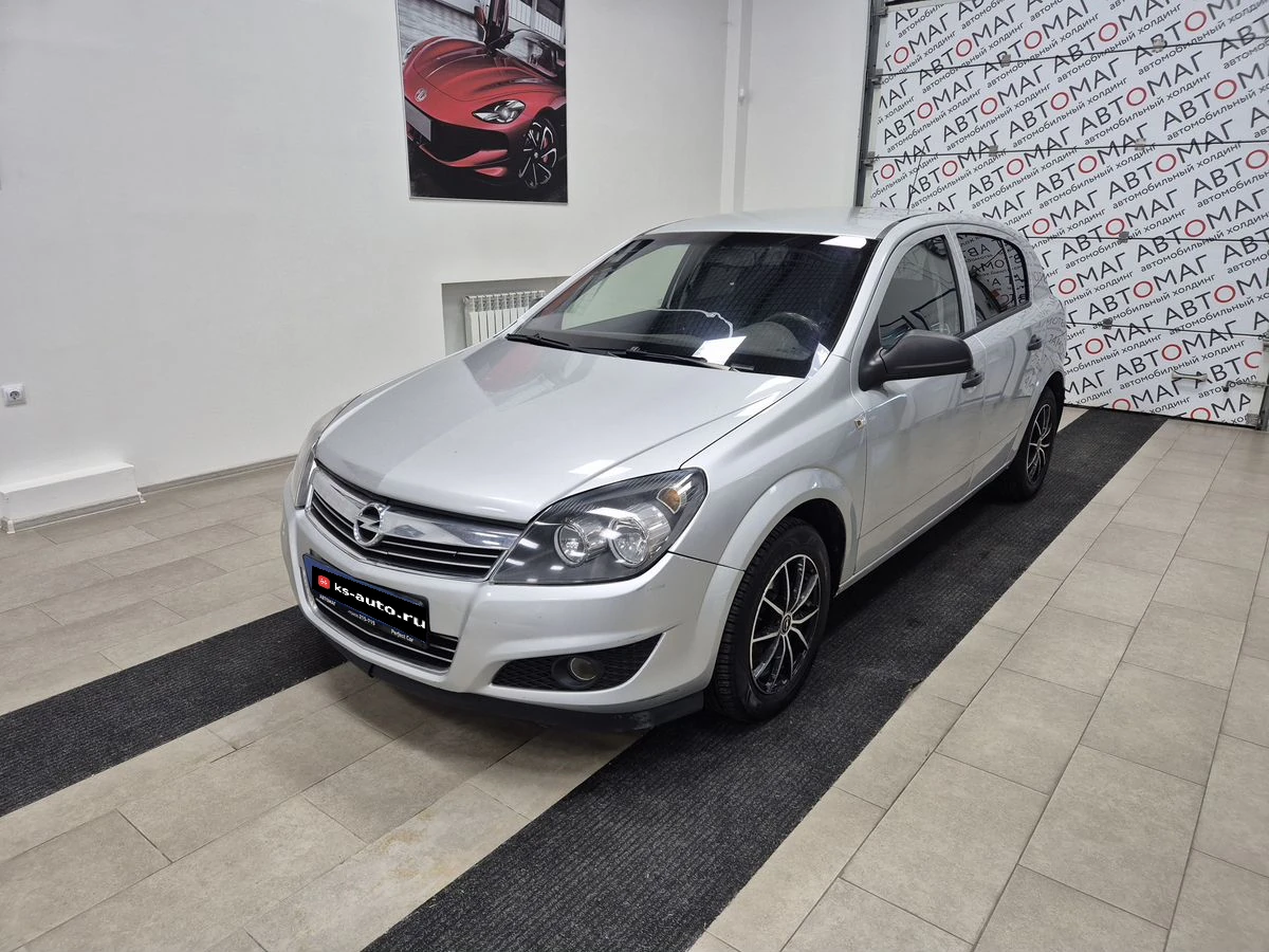 Opel Astra, 2012г., передний привод, механика