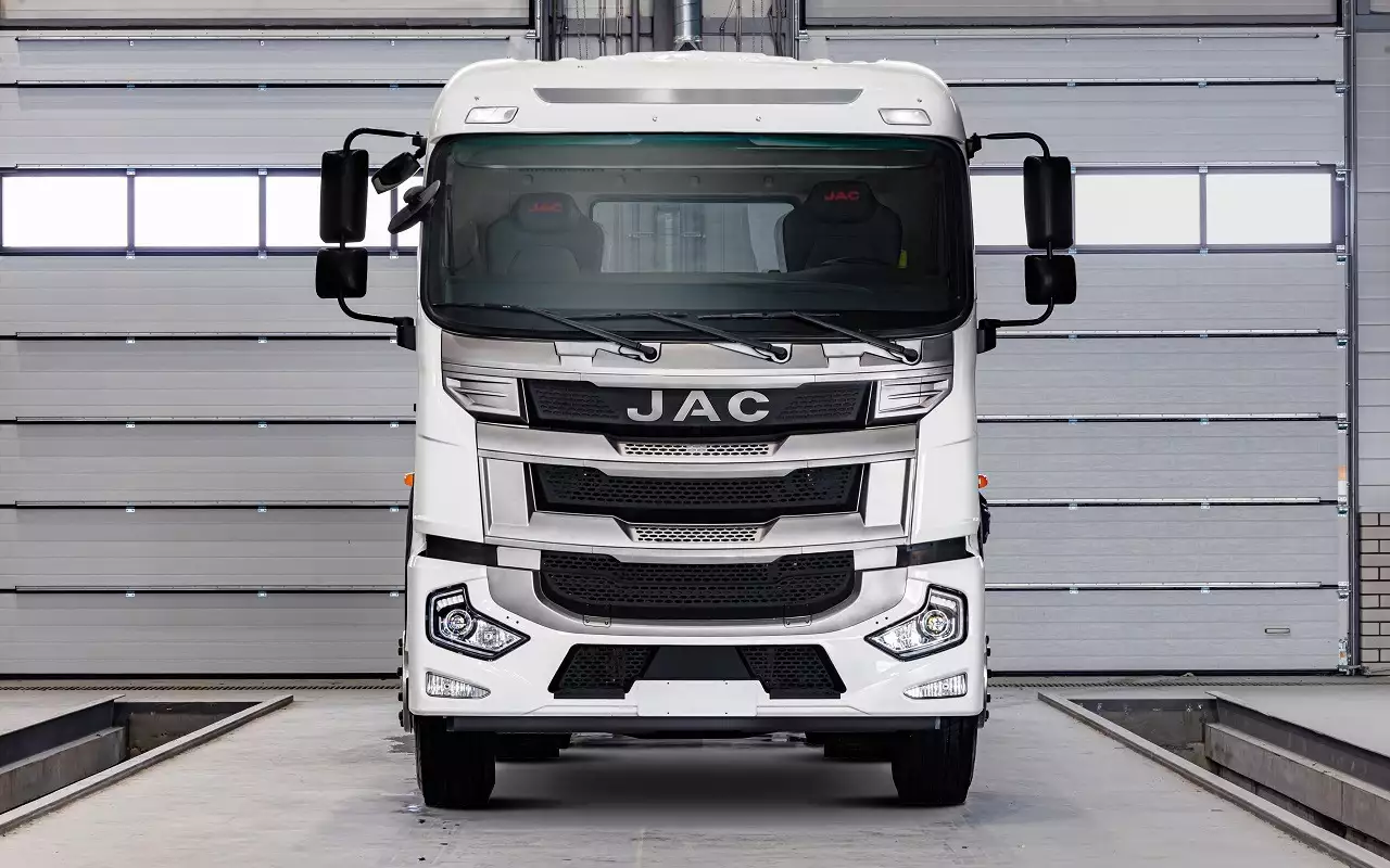 JAC в России совместно с заводом «АВМАтех» представил новую модификацию грузовика N200 для коммунальных служб