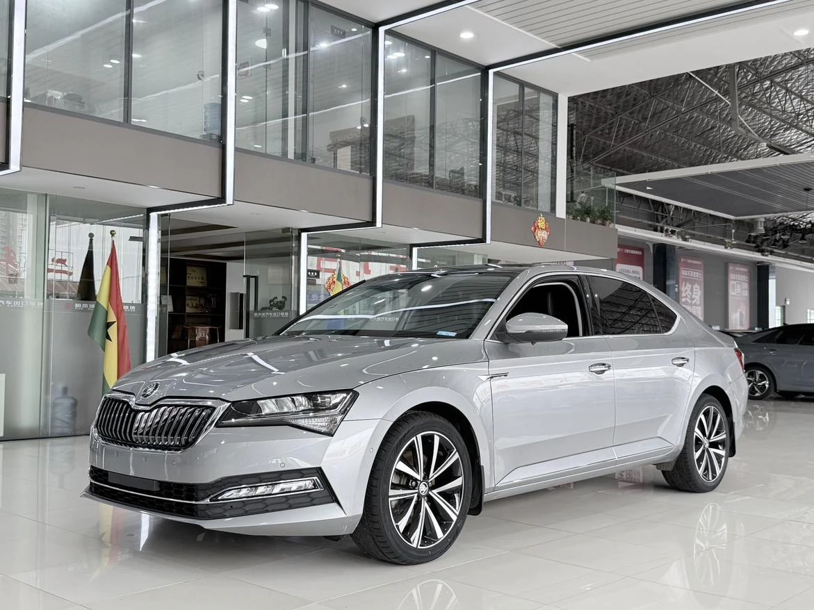 Skoda Superb, 2022г, передний привод, робот
