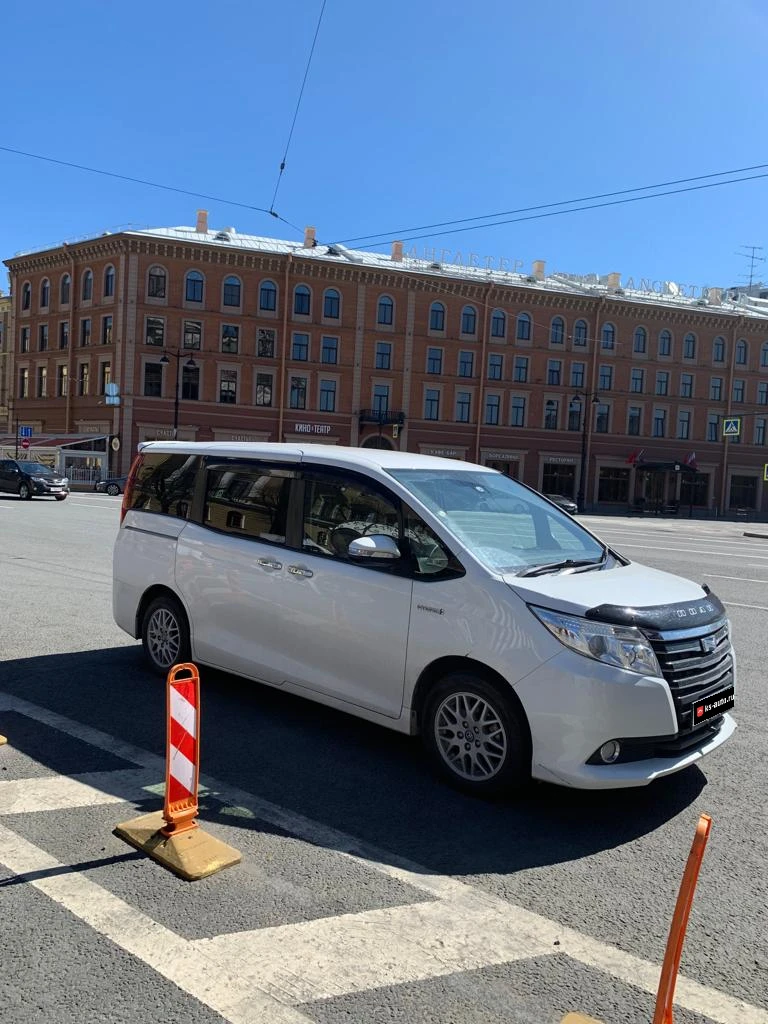 Toyota Noah, 2014г, передний привод, вариатор