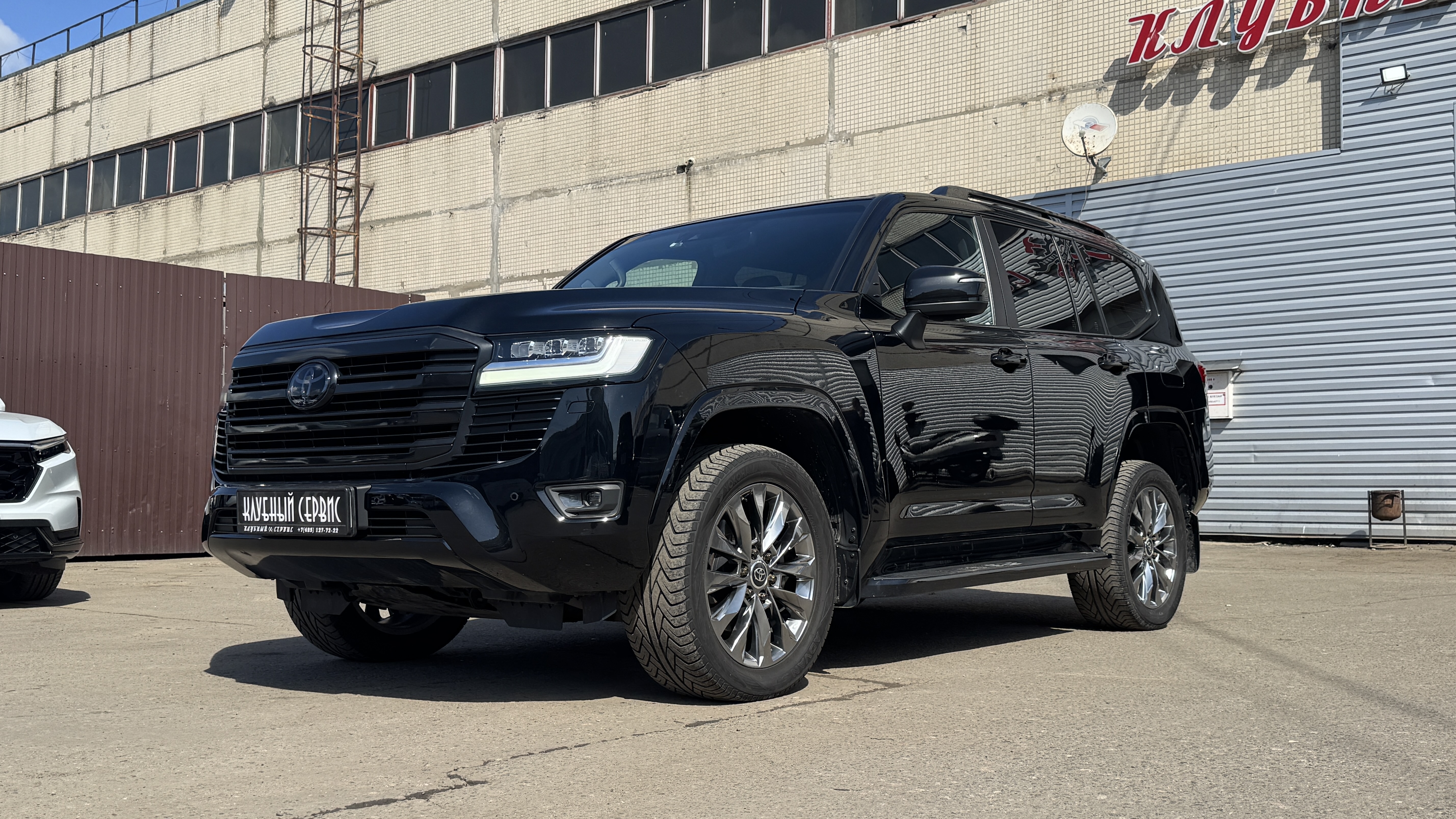 Toyota Land Cruiser 300 от официального дилера и на гарантии!
