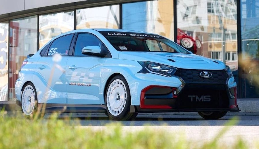 Появились первые «живые» фото спортивного седана Lada Iskra Cup