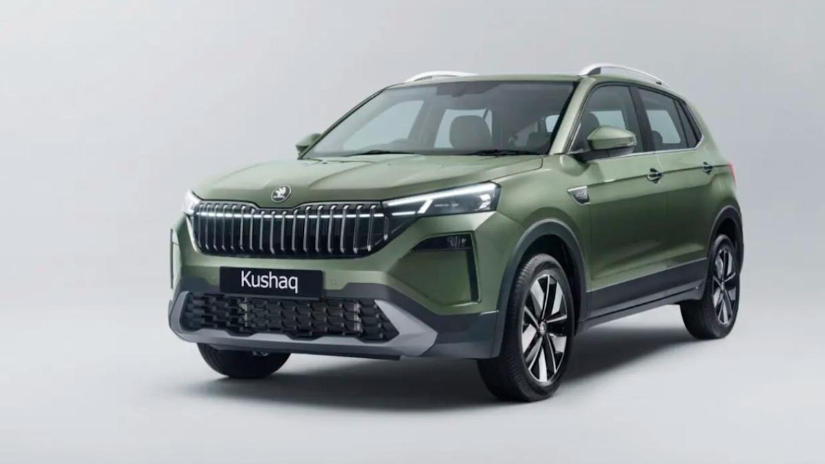 Skoda представила в Индии обновлённую версию компактного кроссовера Kushaq.