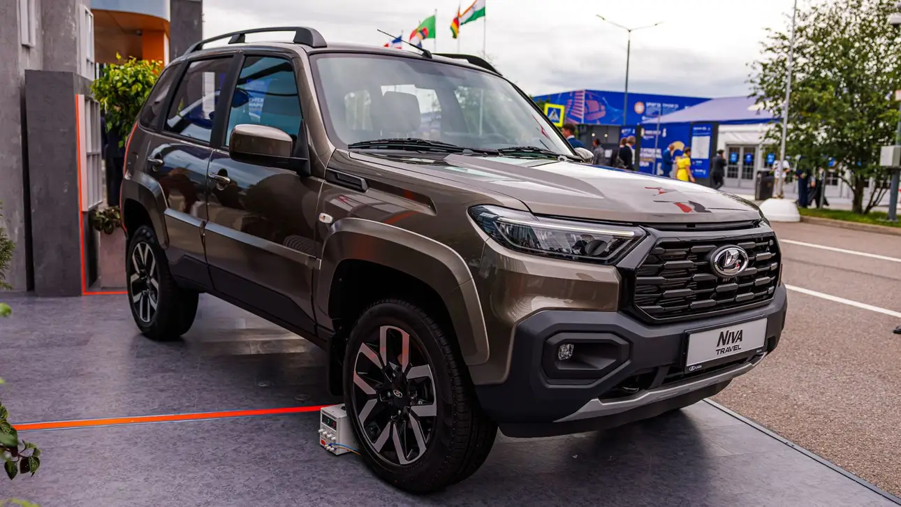 Обновленный внедорожник Lada Niva Travel начинает поставляться дилерам.