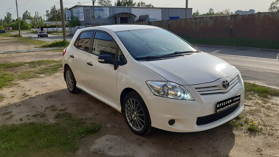 Toyota Auris, 2010г., передний привод, механика