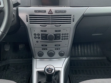 Opel Astra, 2011г, передний привод, механика