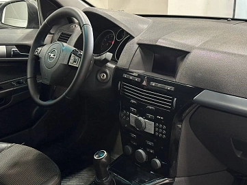 Opel Astra, 2011г, передний привод, механика