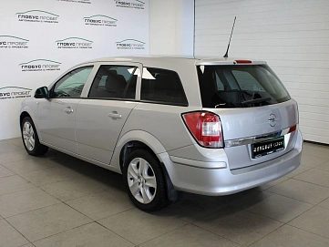 Opel Astra, 2011г, передний привод, механика