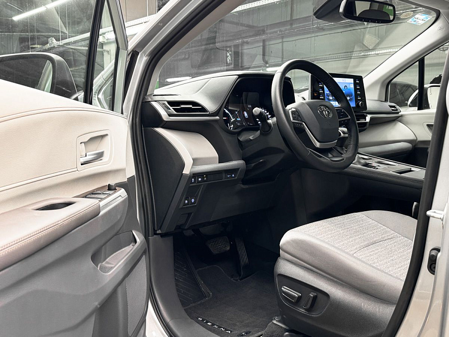 Toyota Sienna, 2021г., передний привод, автомат