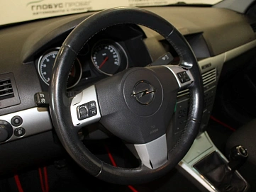 Opel Astra, 2011г, передний привод, механика