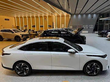 Changan Lamore, 2024г., передний привод, робот