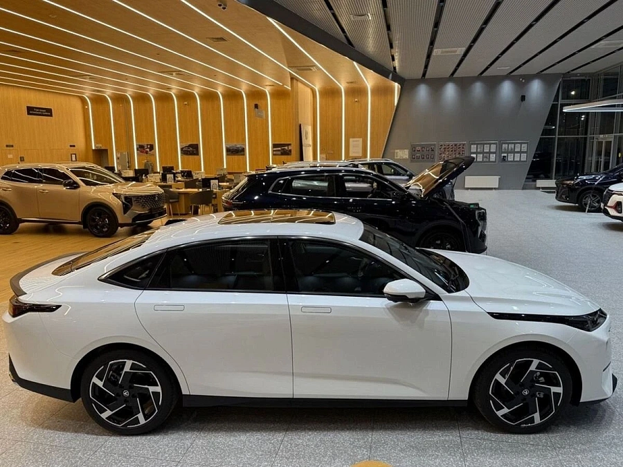 Changan Lamore, 2024г., передний привод, робот