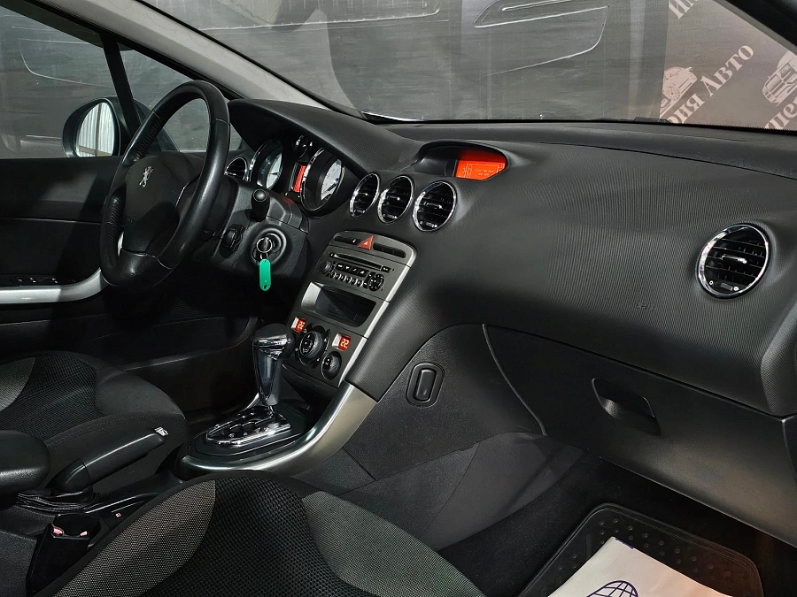 Peugeot 308, 2010г., передний привод, автомат