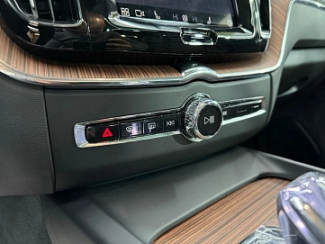Volvo XC60, 2024г, полный привод, автомат