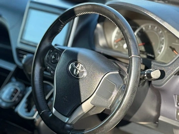 Toyota Voxy, 2017г, передний привод, вариатор