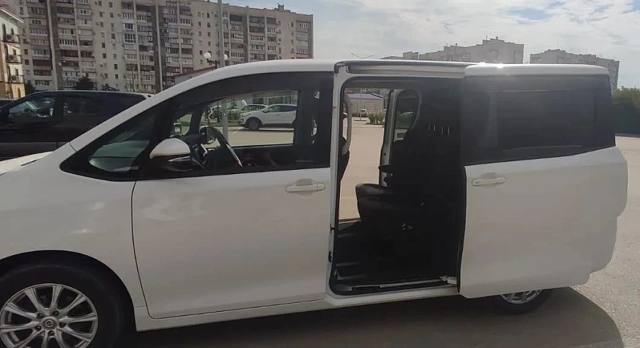 Toyota Voxy, 2017г., передний привод, вариатор