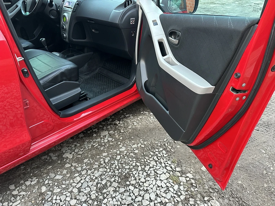 Toyota Yaris, 2008г., передний привод, робот