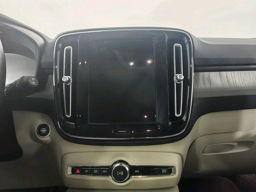 Volvo XC40, 2021г., полный привод, автомат