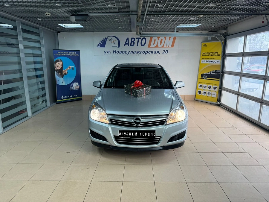 Opel Astra, 2011г., передний привод, механика