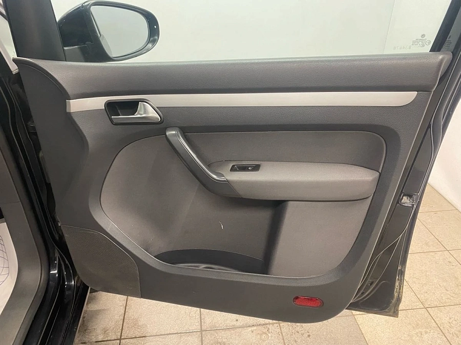 Volkswagen Touran, 2011г., передний привод, механика