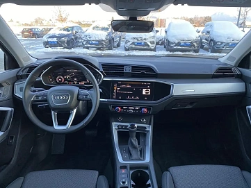 Audi Q3, 2022г, передний привод, робот