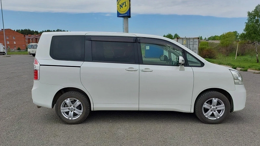 Toyota Noah, 2009г., передний привод, вариатор