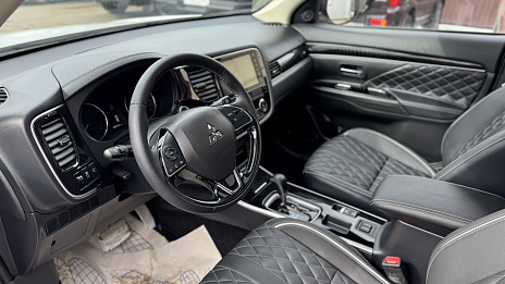 Mitsubishi Outlander, 2022г, передний привод, вариатор