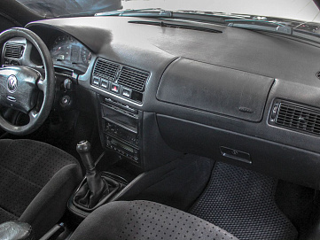 Volkswagen Golf, 1998г, передний привод, механика