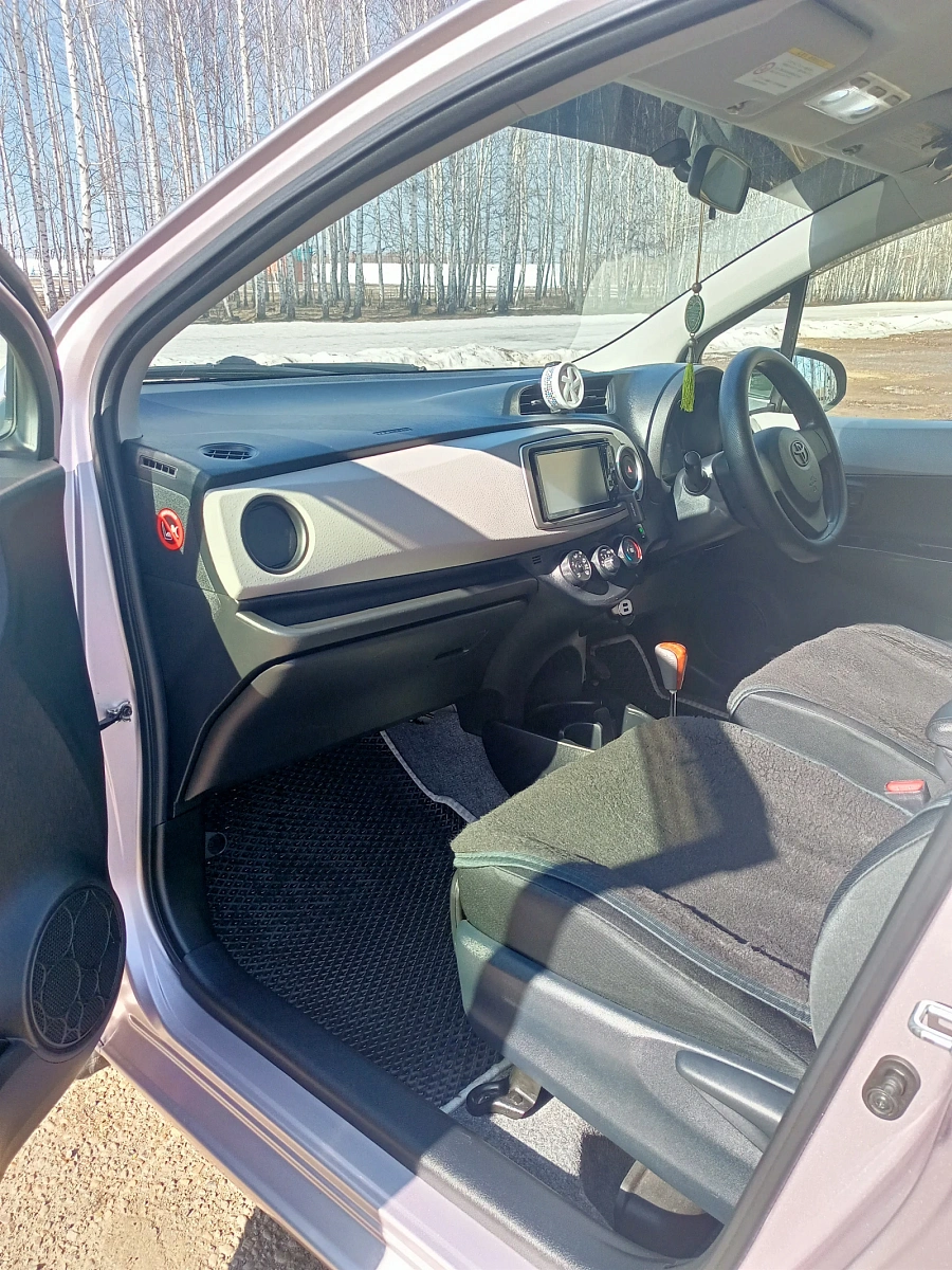 Toyota Vitz, 2012г., передний привод, вариатор