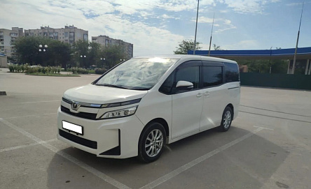 Toyota Voxy, 2017г, передний привод, вариатор