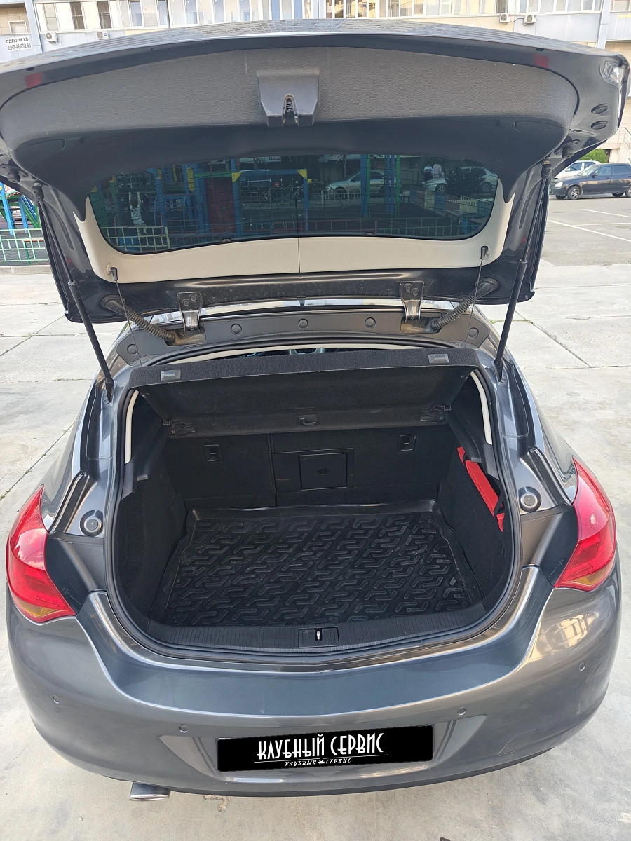 Opel Astra, 2011г., передний привод, автомат