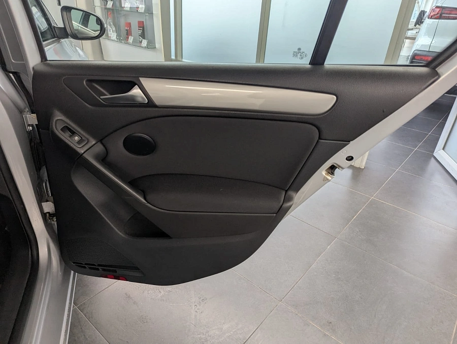 Volkswagen Golf, 2011г., передний привод, робот