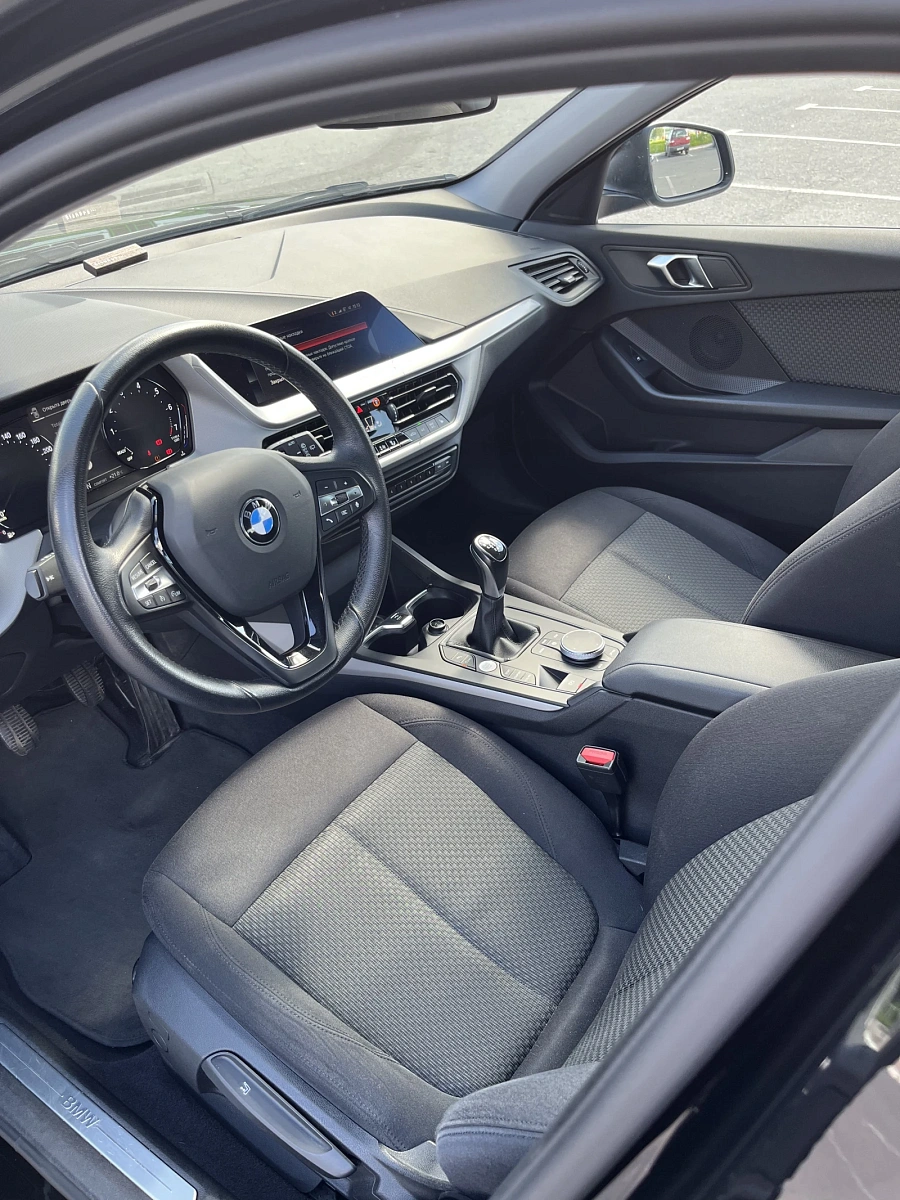 BMW 1 серии, 2020г., передний привод, механика