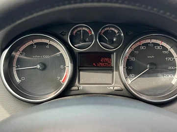 Peugeot 308, 2011г, передний привод, механика