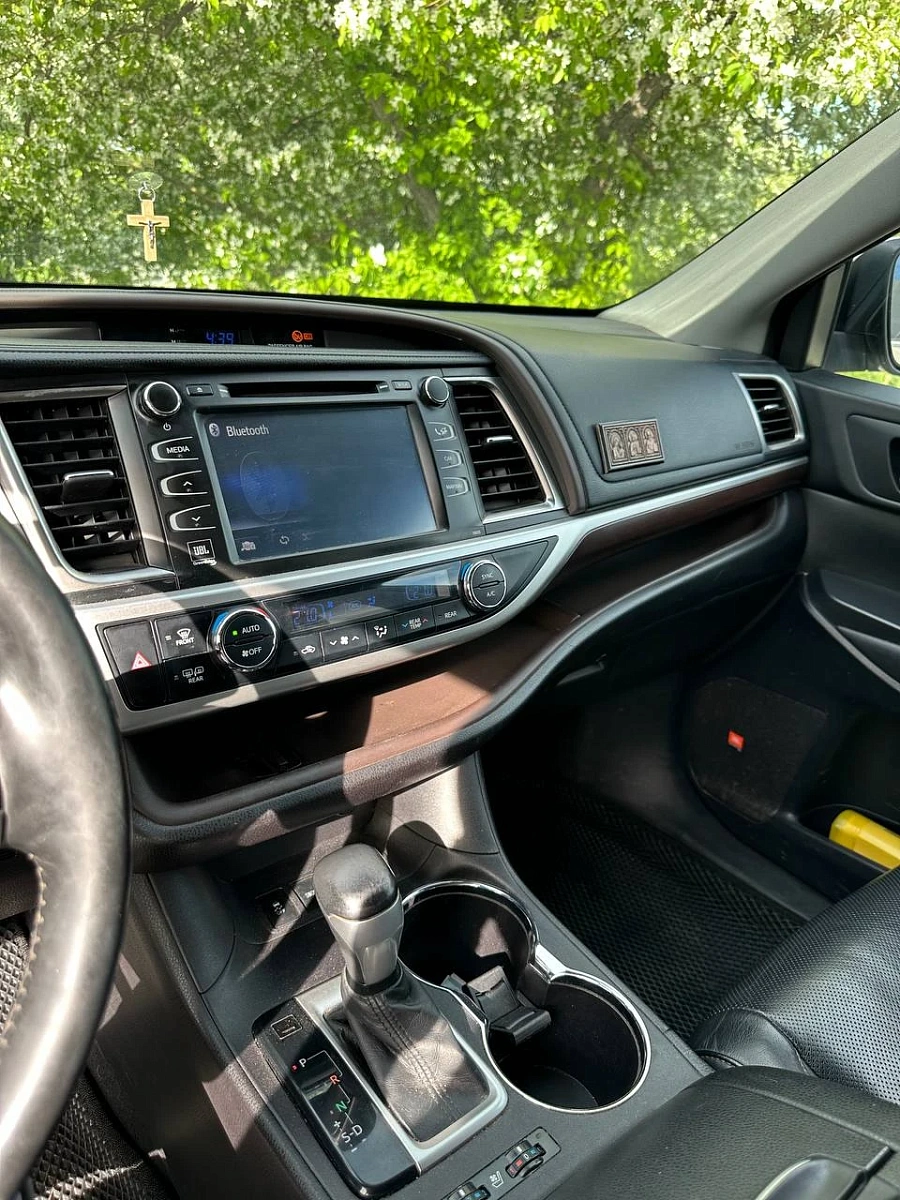 Toyota Highlander, 2015г., полный привод, автомат