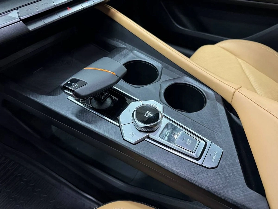 Changan UNI-V, 2023г., передний привод, робот