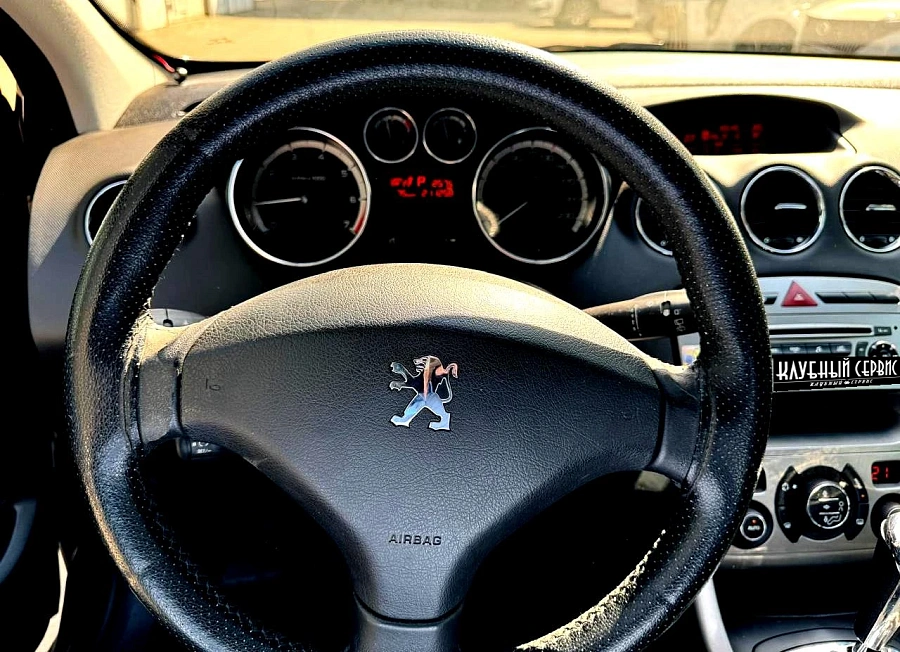 Peugeot 308, 2010г., передний привод, автомат
