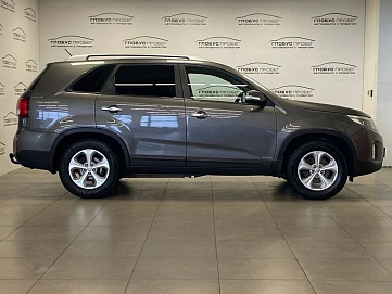 Kia Sorento, 2013г, передний привод, автомат