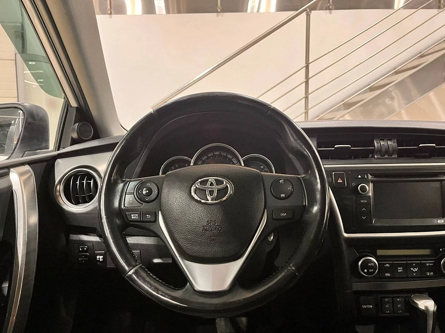 Toyota Auris, 2013г., передний привод, вариатор